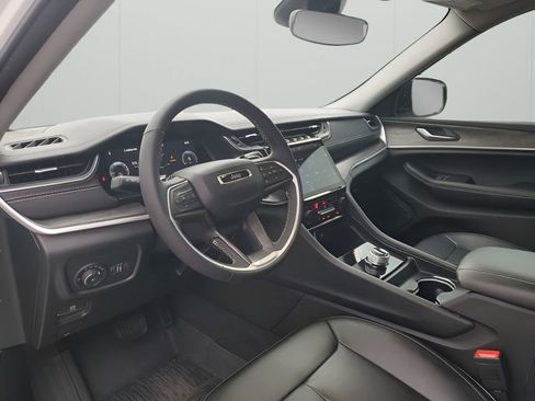 Used 2024 Jeep Grand Cherokee Limited w/ Black Appearance Package image 29