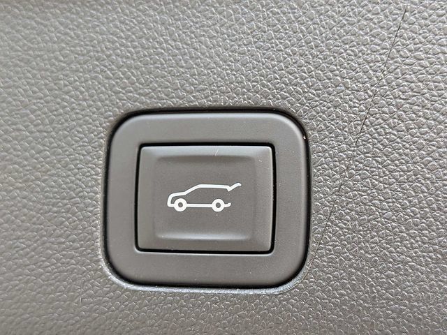 Used 2025 GMC Yukon XL Denali AWD/4WD image 13