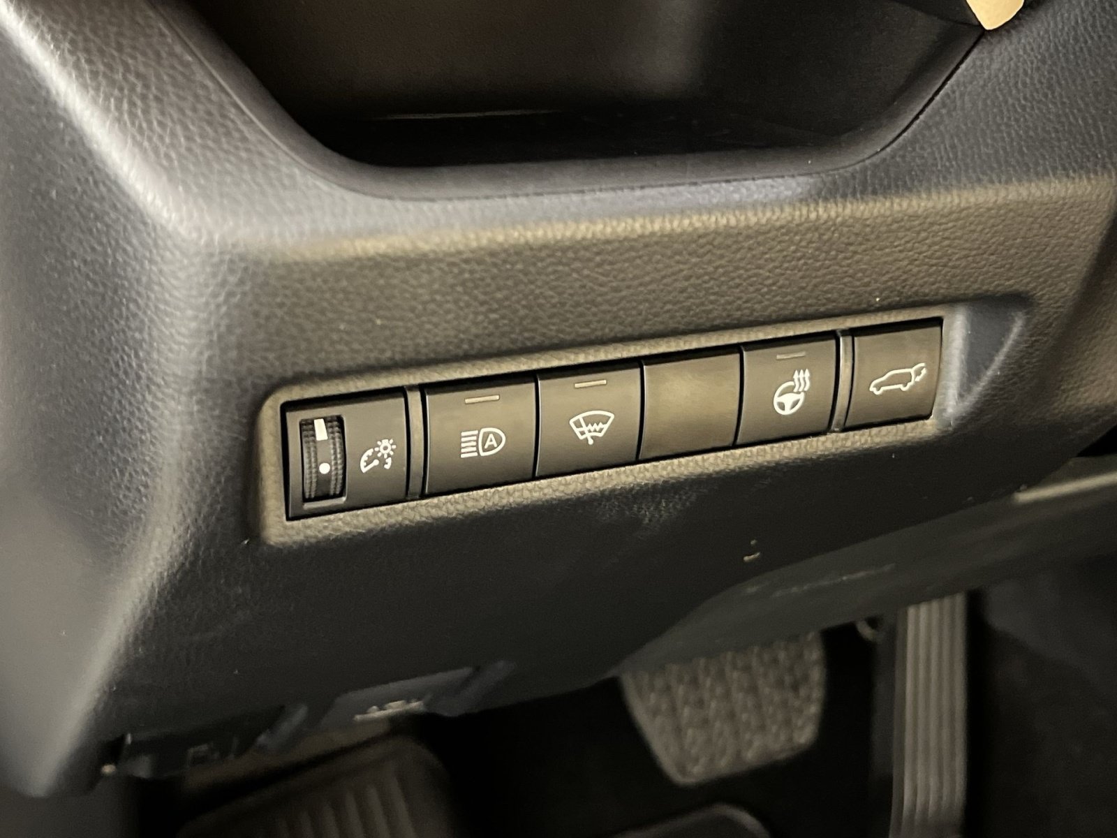 Used 2022 Toyota RAV4 XLE Premium AWD/4WD image 31