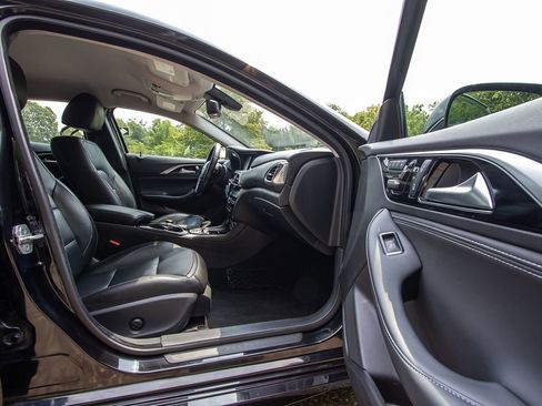 Used 2017 INFINITI QX30 w/ Cargo Package image 18