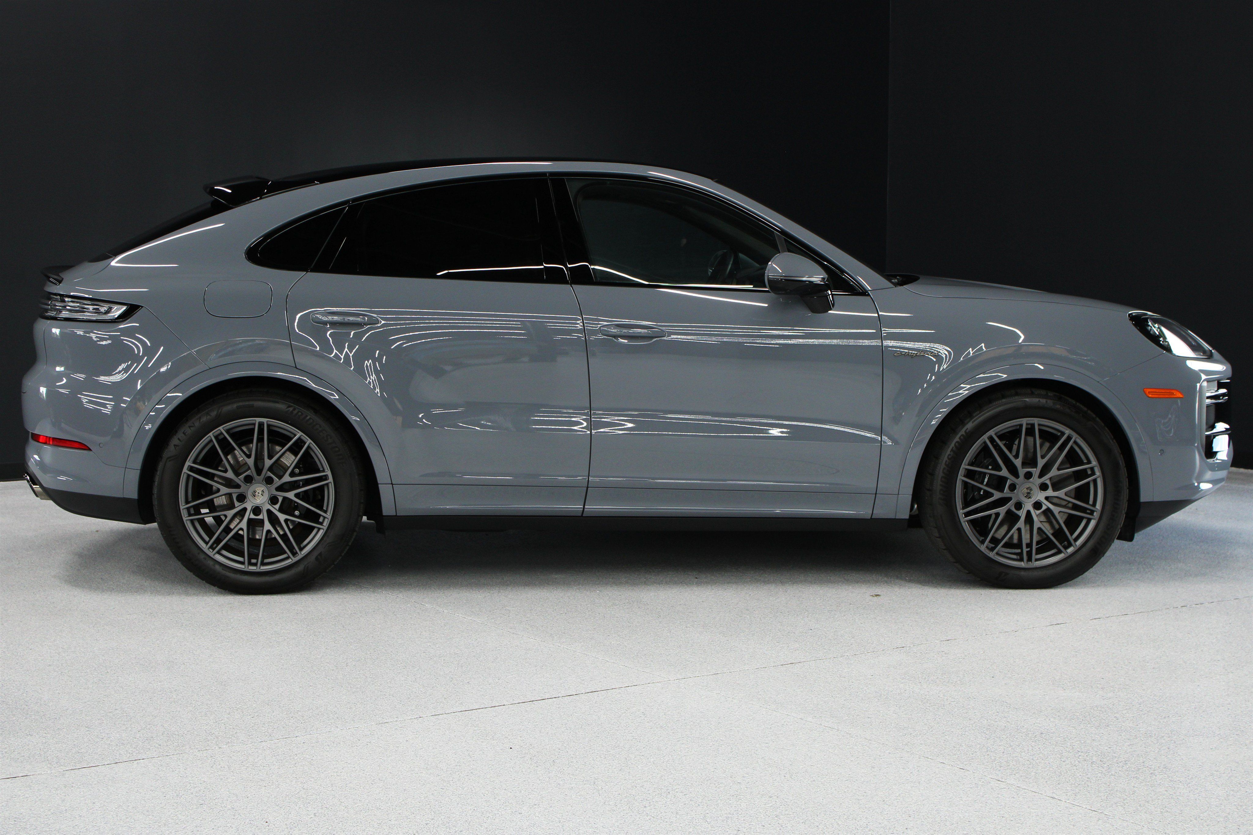 Used 2025 Porsche Cayenne Turbo AWD/4WD image 34