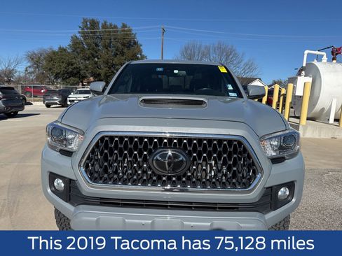 Used 2019 Toyota Tacoma TRD Sport image 2