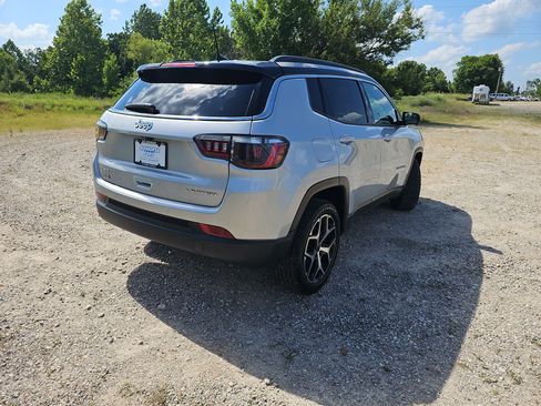 Used 2025 Jeep Compass Limited AWD/4WD image 4