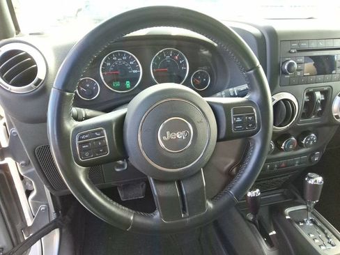 Used 2018 Jeep Wrangler Unlimited Sahara w/ Connectivity Group AWD/4WD image 13