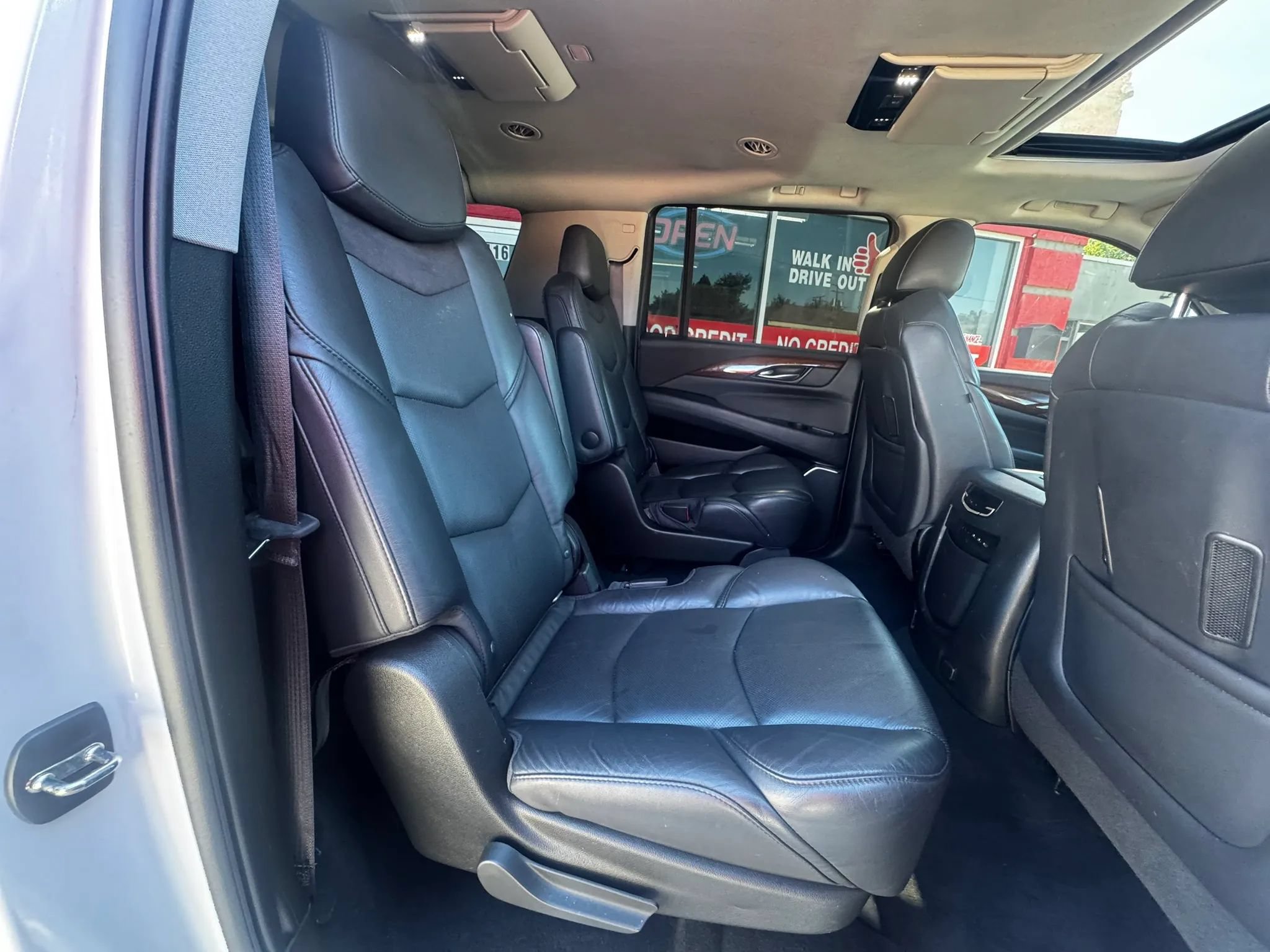 Used 2017 Cadillac Escalade ESV Luxury AWD/4WD image 19