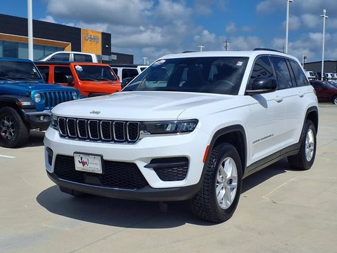 Used 2024 Jeep Grand Cherokee Laredo X w/ Luxury Tech Group I RWD image 3
