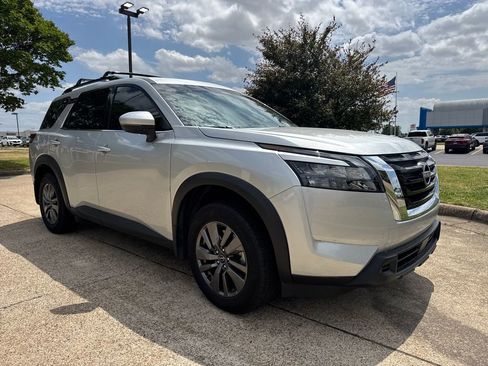 Used 2024 Nissan Pathfinder SV w/ SV Premium Package image 8