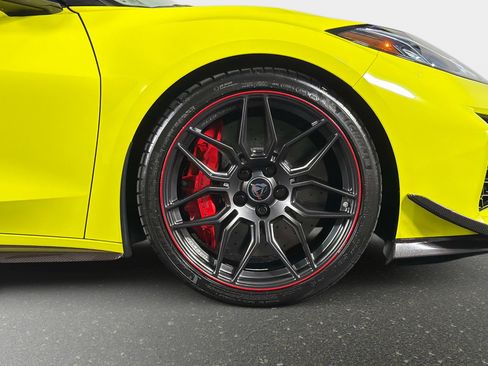 Used 2023 Chevrolet Corvette Z06 w/ Z07 Performance Package RWD image 3