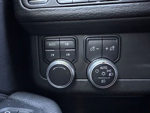 Used 2021 GMC Yukon Denali w/ Denali Premium Package image 40