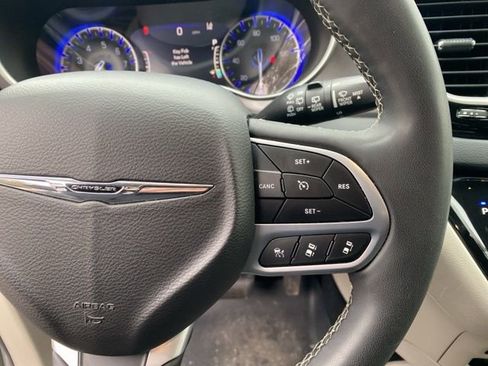 Used 2022 Chrysler Pacifica Touring-L image 22