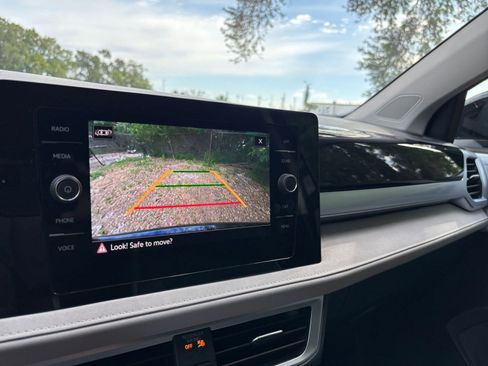 Used 2025 Volkswagen Taos SE FWD image 24