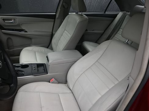 Used 2017 Toyota Camry XLE image 10