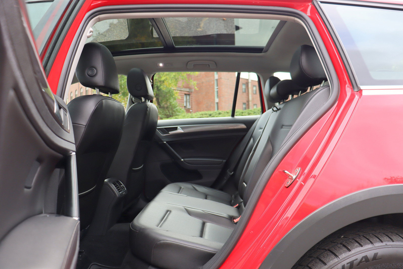 Used 2018 Volkswagen Golf Alltrack SE AWD/4WD image 14