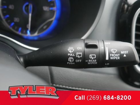 Used 2025 Chrysler Pacifica Limited FWD image 24