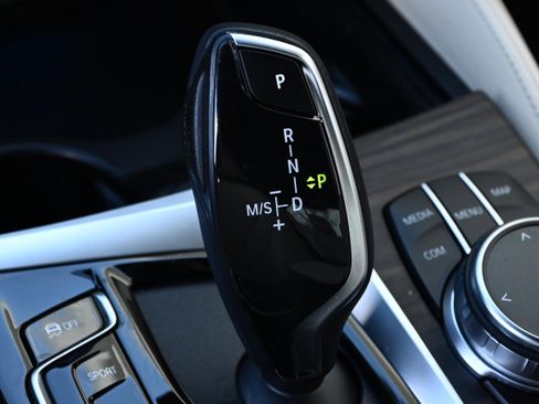 Certified 2022 BMW 530e w/ Premium Package image 19