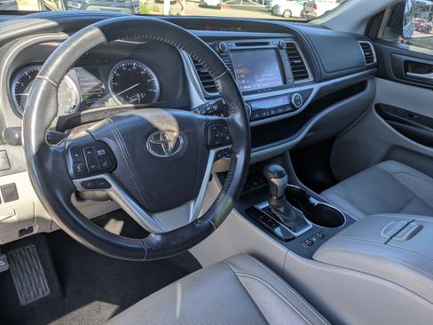 Used 2017 Toyota Highlander Limited image 21