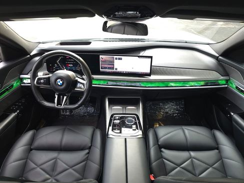 Used 2023 BMW 740i image 10