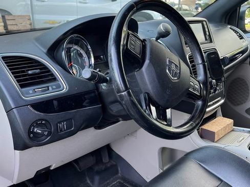 Used 2020 Dodge Grand Caravan SXT FWD image 1