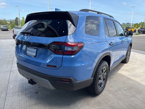 Used 2025 Honda Pilot TrailSport image 5