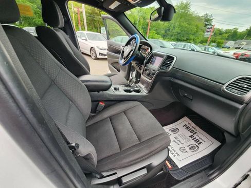 Used 2019 Jeep Grand Cherokee Laredo AWD/4WD image 16