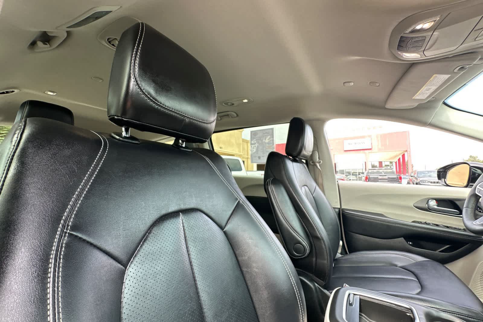 Used 2024 Chrysler Pacifica Limited FWD image 18