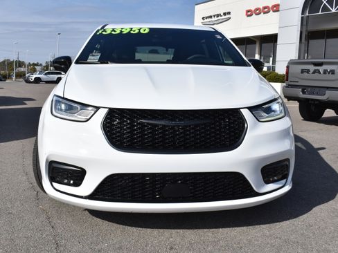 Used 2024 Chrysler Pacifica Hybrid S Appearance Pkg w/ Uconnect Theater Family Group image 4