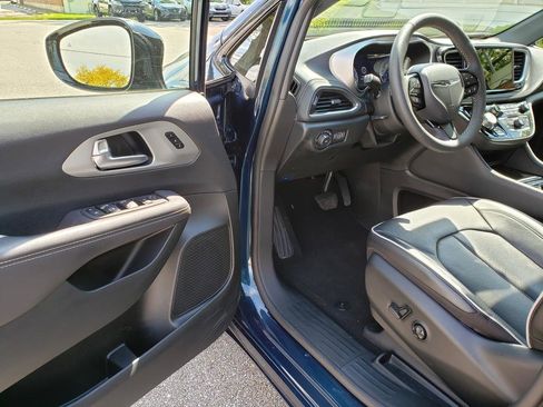 Used 2023 Chrysler Pacifica Limited w/ S Appearance Package AWD/4WD image 8
