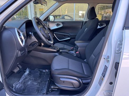 Used 2025 Kia Soul LX w/ LX Technology Package FWD image 24