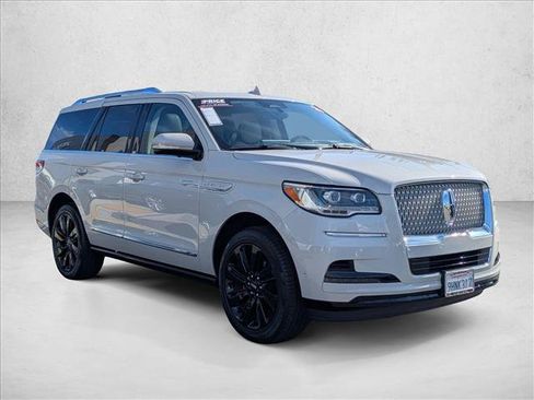 Used 2023 Lincoln Navigator Reserve RWD image 3