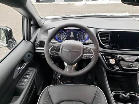 New 2026 Chrysler Pacifica Limited w/ Trailer Tow Group image 11