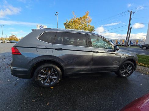 Used 2022 Volkswagen Tiguan SE w/ Panoramic Sunroof Package image 3