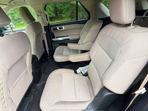 Used 2022 Ford Explorer XLT AWD/4WD image 3