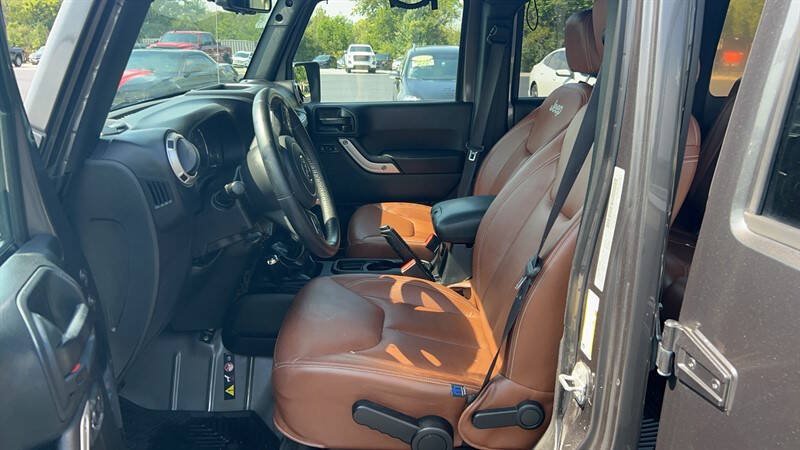 Used 2017 Jeep Wrangler Unlimited Sahara w/ Connectivity Group AWD/4WD image 18