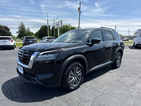 Used 2025 Nissan Pathfinder SV AWD/4WD image 1
