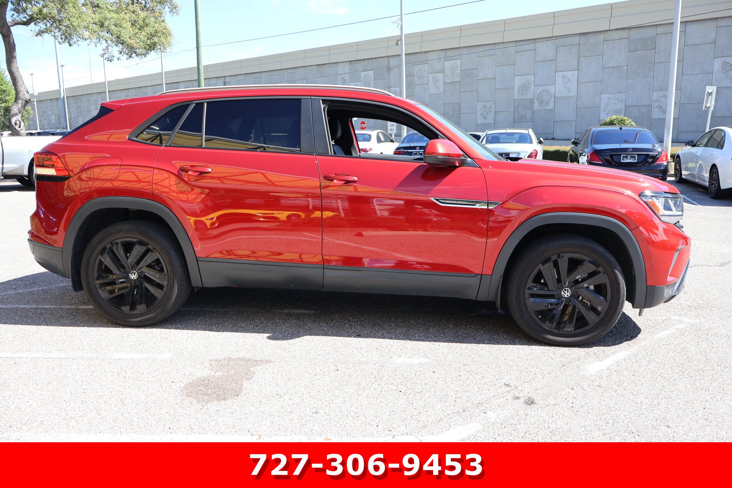 Used 2021 Volkswagen Atlas Cross Sport SE w/ 20" Black Wheels Package FWD image 8