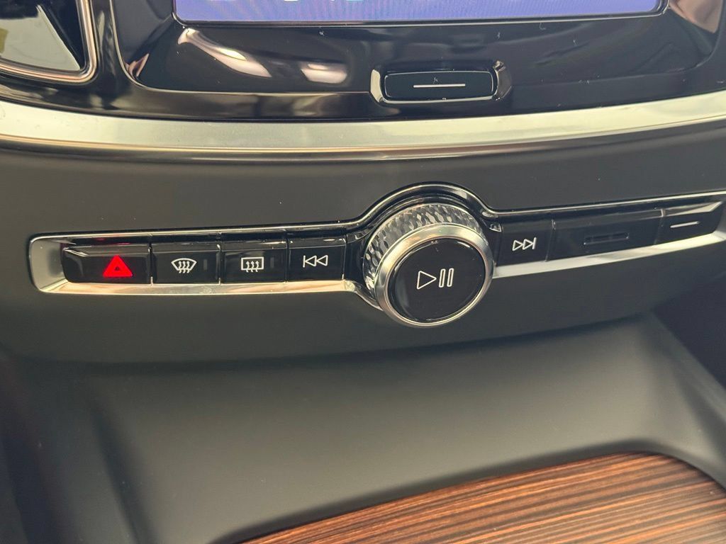 Certified 2025 Volvo V60 B5 Cross Country Plus AWD/4WD image 23