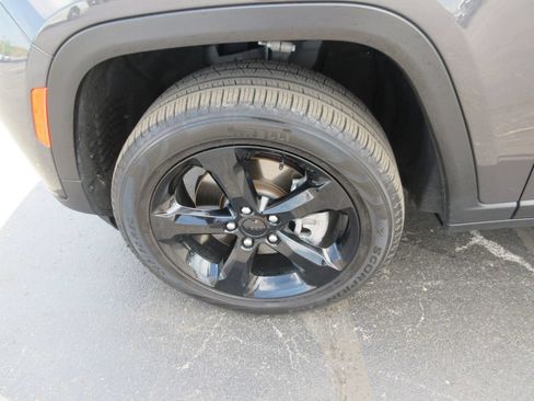 Used 2025 Jeep Grand Cherokee L Limited w/ Black Appearance Package AWD/4WD image 15