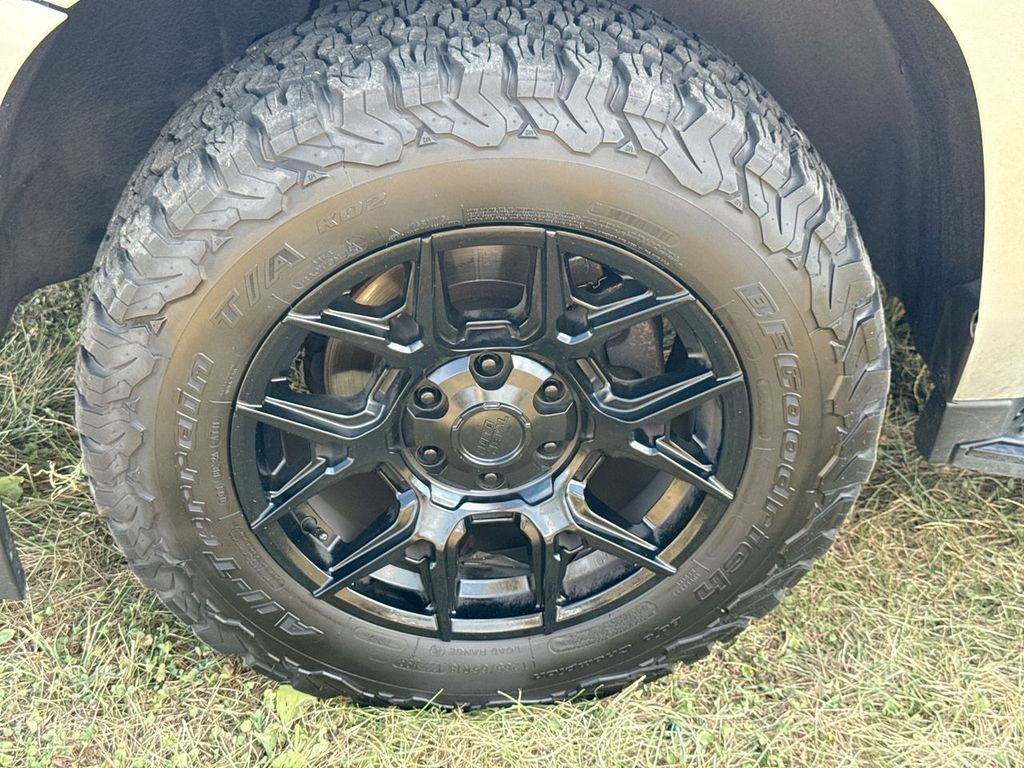 Used 2018 Chevrolet Suburban Premier AWD/4WD image 2
