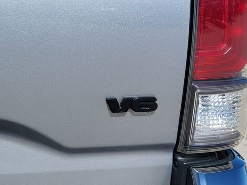 Used 2020 Toyota Tacoma TRD Off-Road image 11