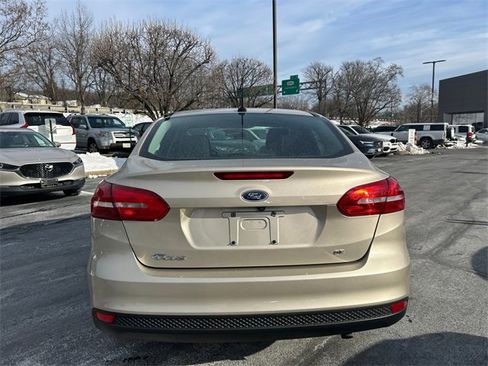 Used 2018 Ford Focus SE w/ SE Appearance Package image 3