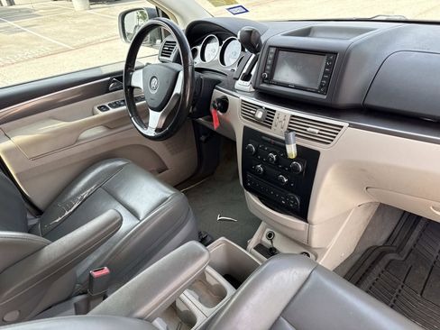 Used 2010 Volkswagen Routan SE FWD image 13