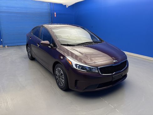 Used 2017 Kia Forte LX FWD image 2