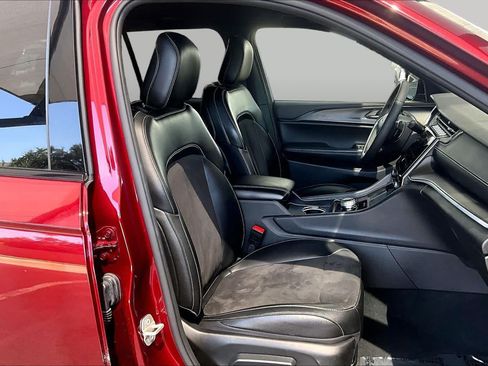 Used 2024 Jeep Grand Cherokee Altitude RWD image 9