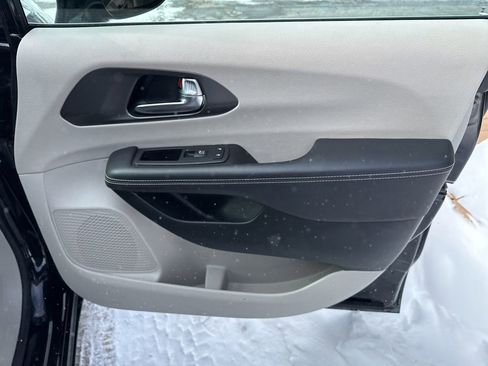 Used 2024 Chrysler Pacifica Touring-L image 24