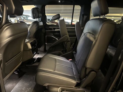 New 2024 Jeep Wagoneer L Series II w/ Flexible Seating Group image 20