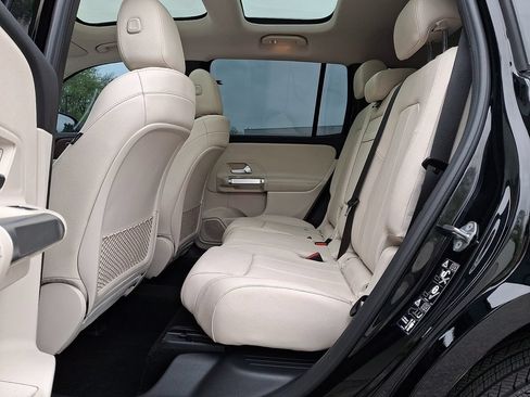 Used 2021 Mercedes-Benz GLB 250 4MATIC w/ Premium Package image 10