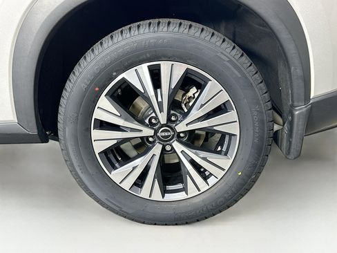 Used 2022 Nissan Rogue SV w/ SV Premium Package FWD image 11