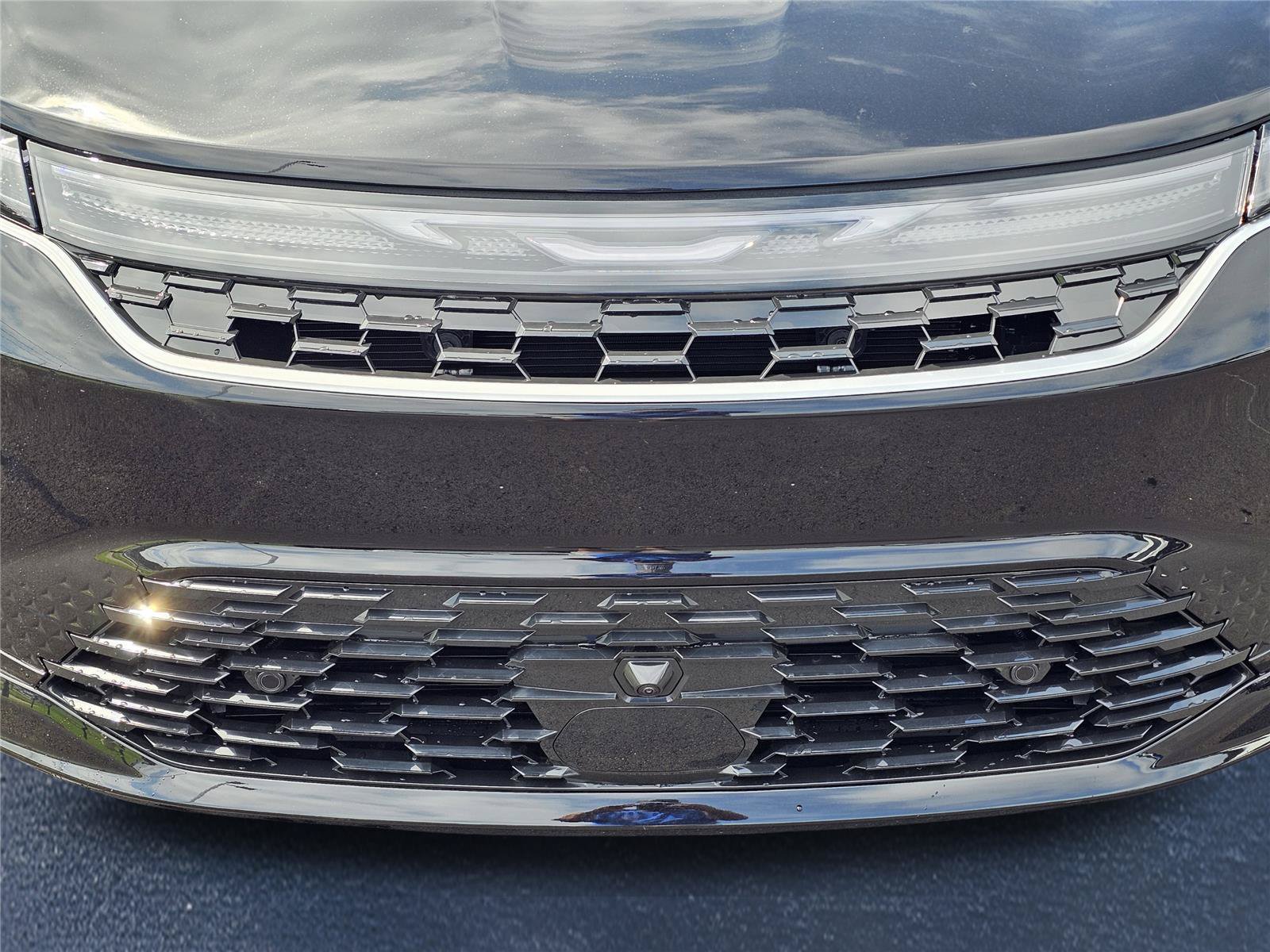 New 2027 Chrysler Pacifica Select FWD image 3