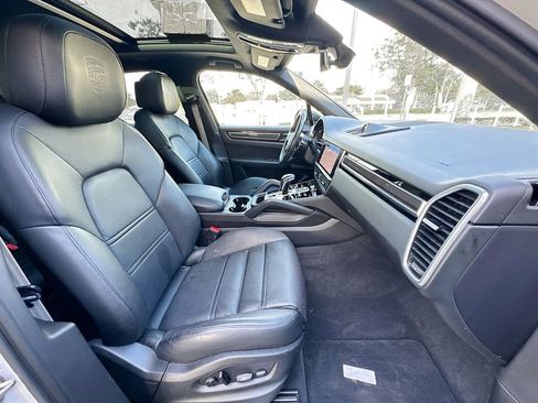 Used 2023 Porsche Cayenne Platinum Edition image 31