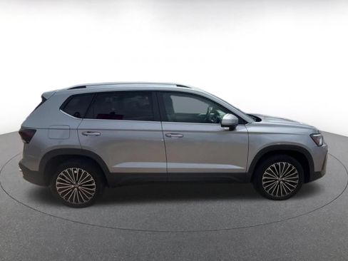 Used 2025 Volkswagen Taos SE FWD image 16